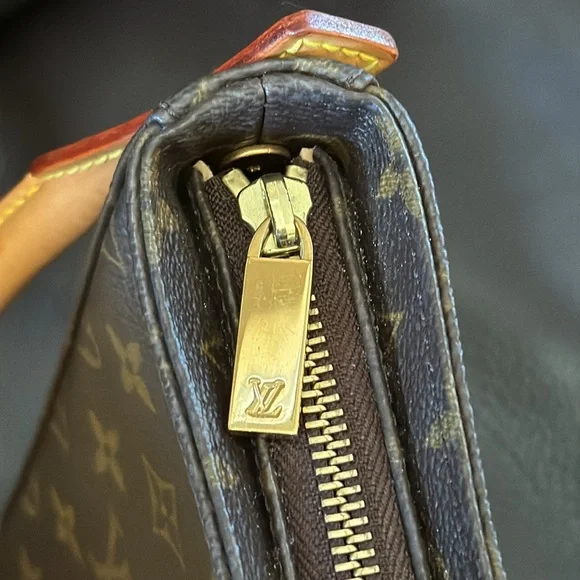 Louis Vuitton Looping MM Monogram Shoulder Bag - Picture 15 of 16